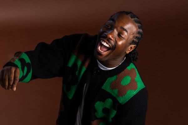 Esiintyjä hymyilee kuvassa